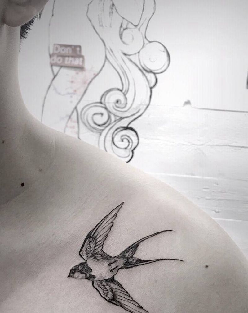 肩之燕纹身图片_肩部燕子纹身图案