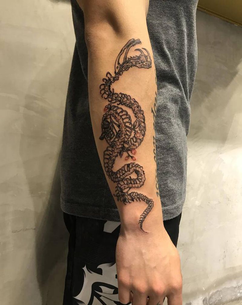 蛇骨纹身图片_手部手臂蛇纹身图案