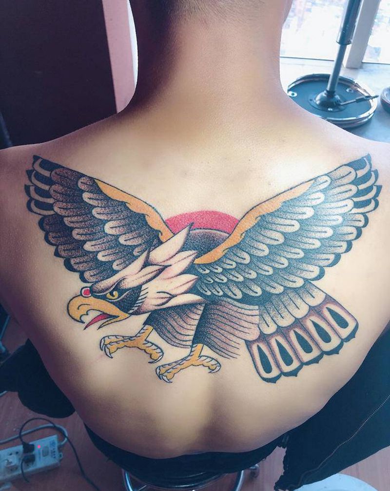 鹰纹身图片_背部纹身图案