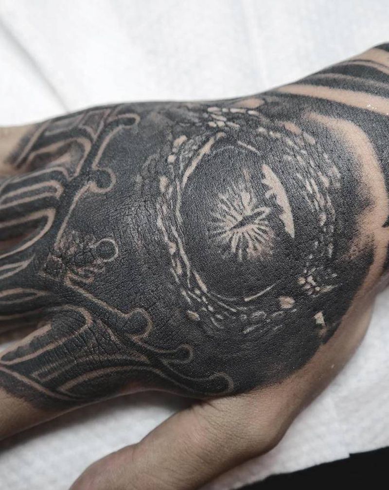 鳄鱼眼+手指奇卡诺纹身图片_手部欧美写实花体字纹身图案