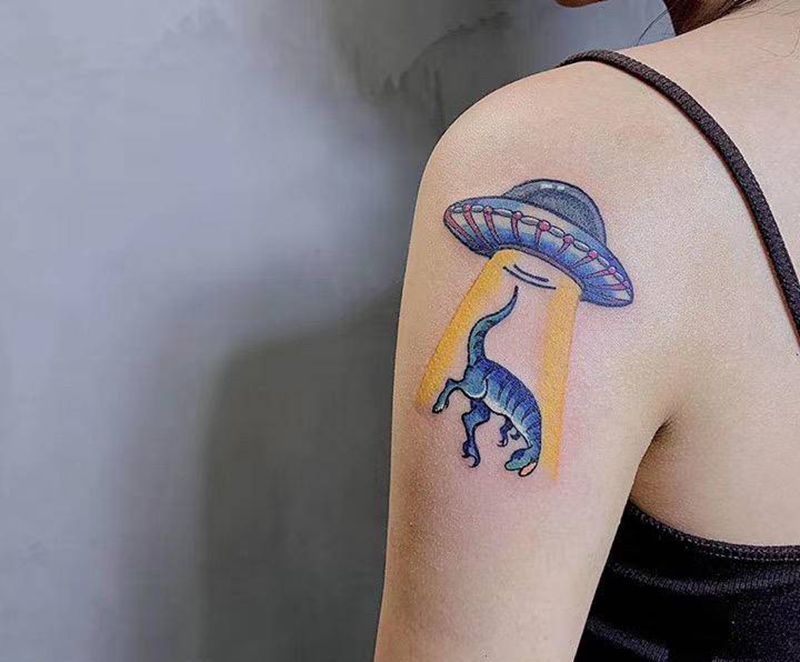 卡通飞碟恐龙纹身图片_手臂水彩纹身图案