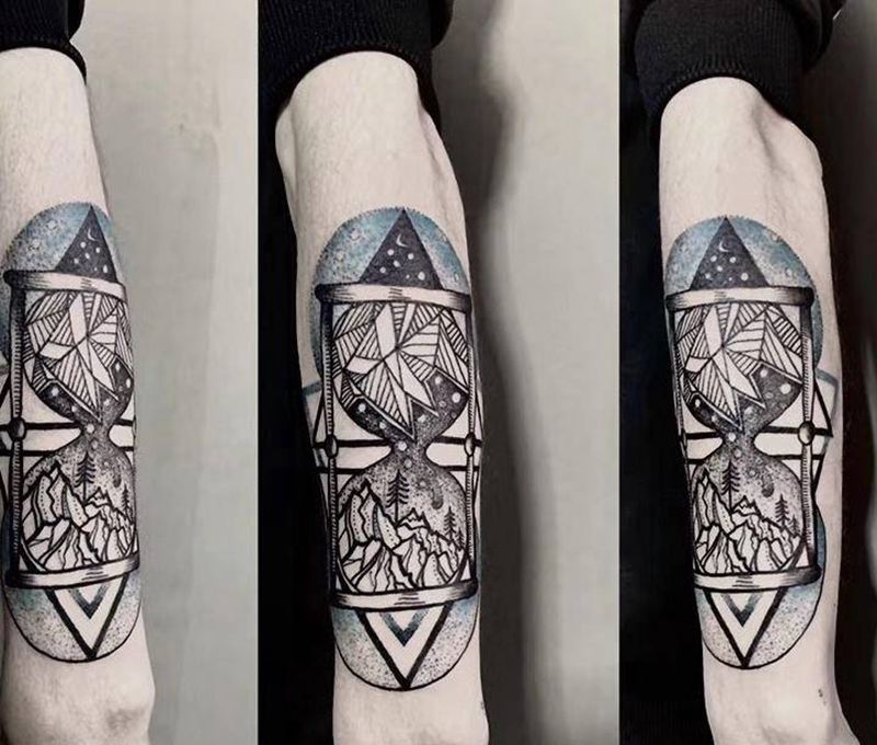 几何沙漏淡彩纹身图片_手臂点刺几何纹身图案