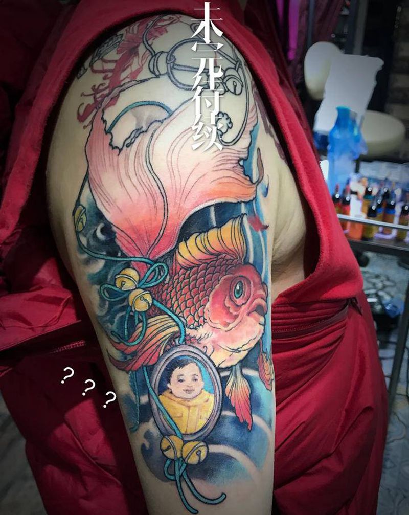 金鱼彼岸花纹身图片_肩部手臂New School金鱼彼岸花曼珠沙华纹身图案