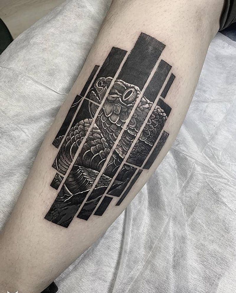 蛇头小腿纹身图片_腿部欧美写实蛇纹身图案