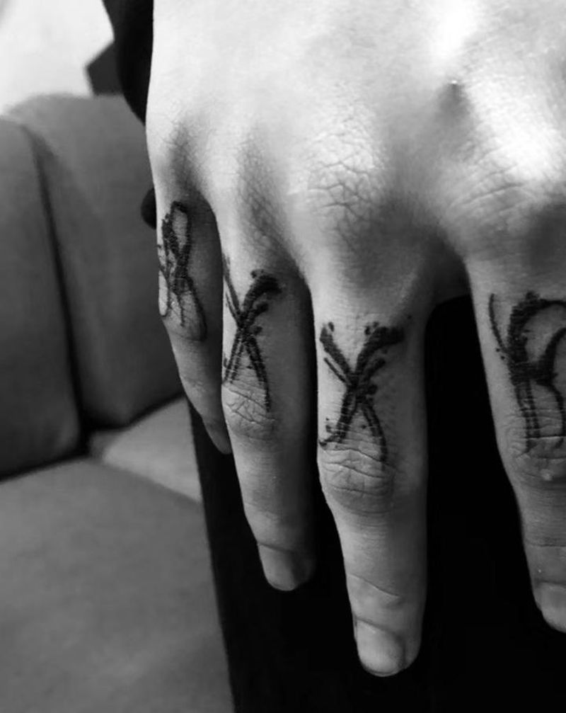 手指花体纹身图片_手部花体字纹身图案