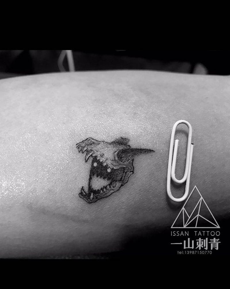 细针纹身图片_手部暗黑纹身图案