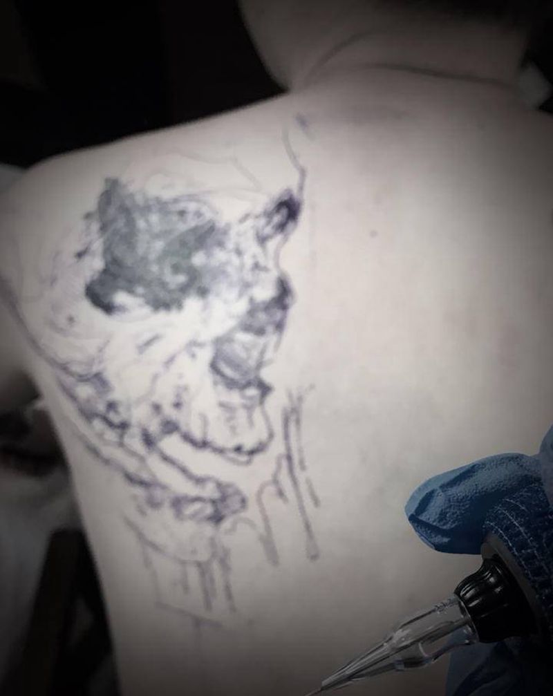 老纹身遮盖纹身图片_肩部背部欧美写实骷髅遮盖纹身图案