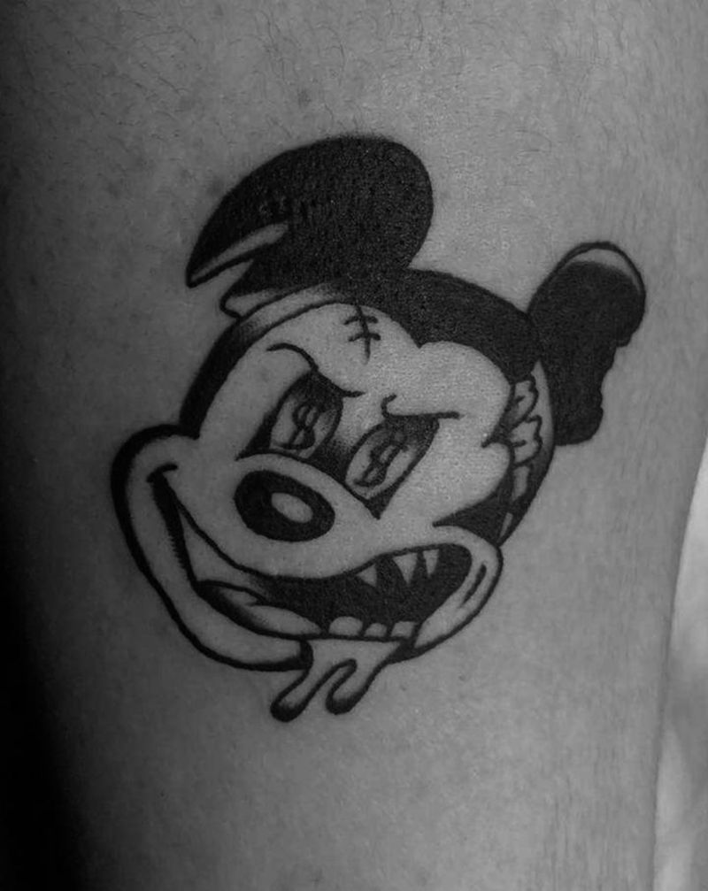 米老鼠纹身图片_手臂黑灰Black Work纹身图案