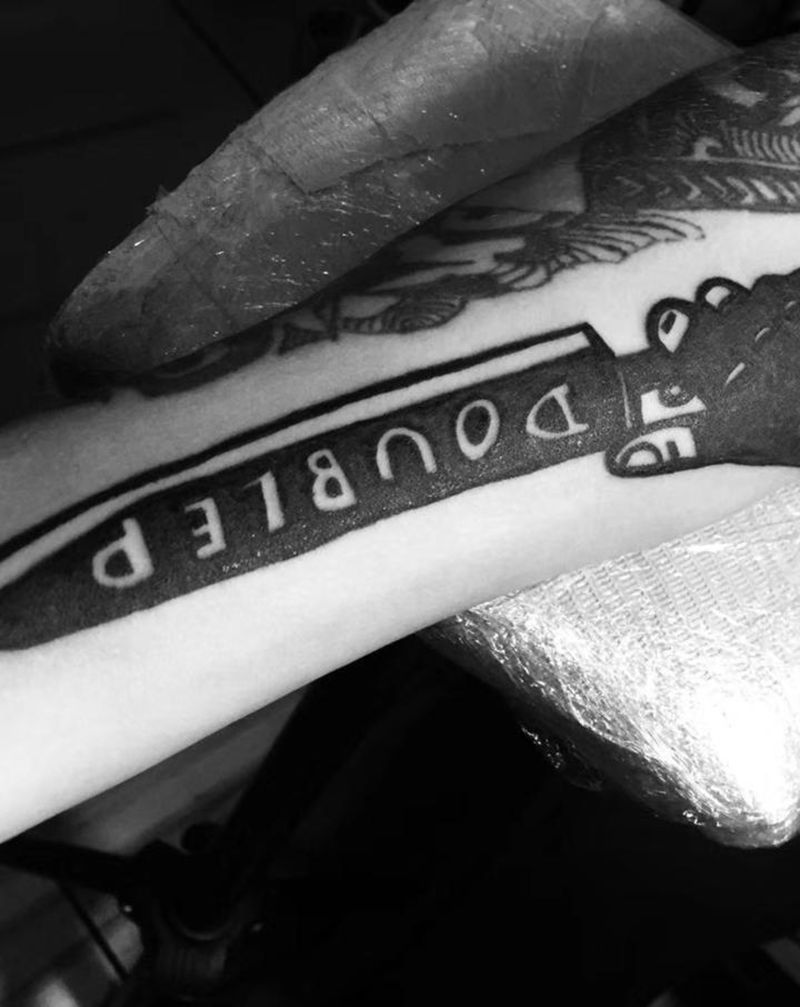 手里剑遮盖纹身图片_手臂Old School纹身图案