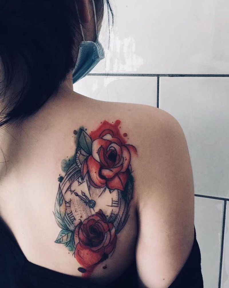 水彩钟纹身图片_背部水彩纹身图案