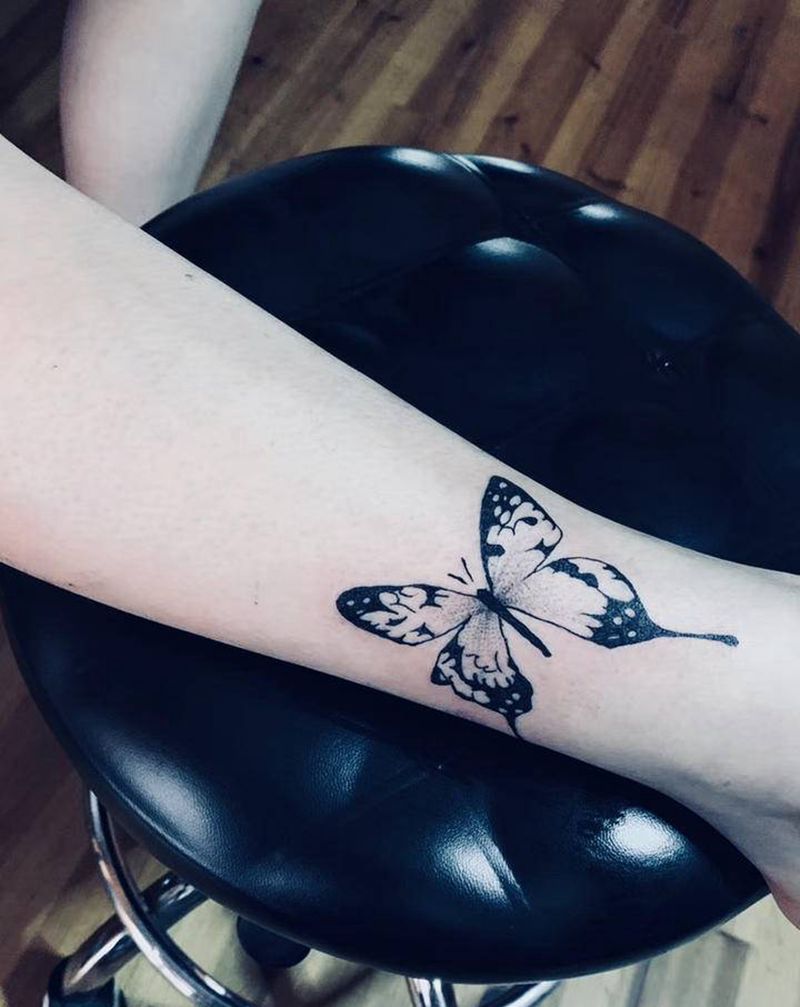 小蝴蝶纹身图片_腿部纹身图案