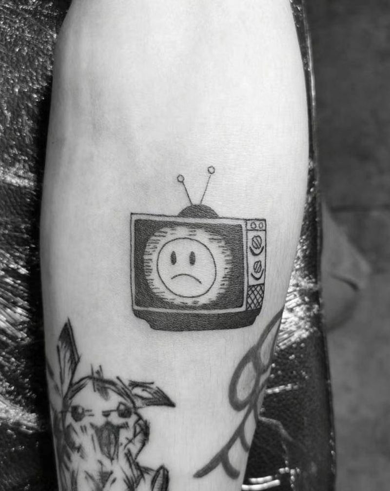 不开心的电视机纹身图片_手臂几何纹身图案