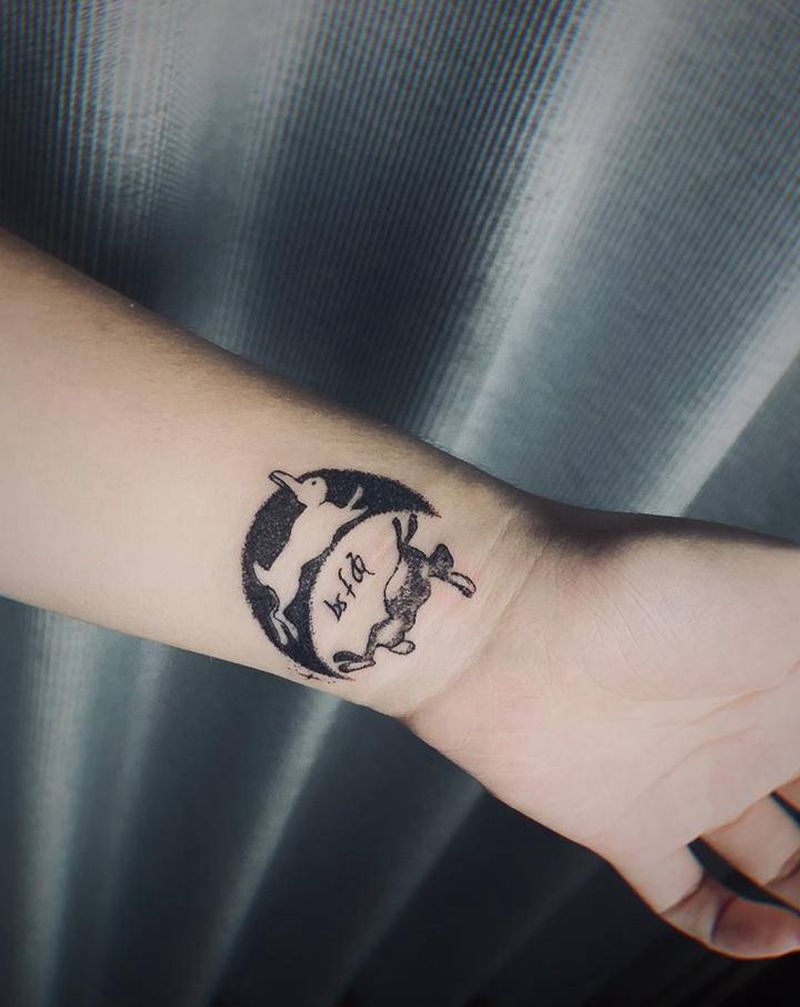 点刺小兔子纹身图片_手臂点刺纹身图案