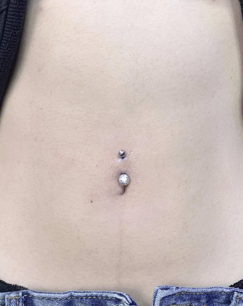 近日部分穿孔小结纹身图片_腰部穿孔穿刺纹身图案