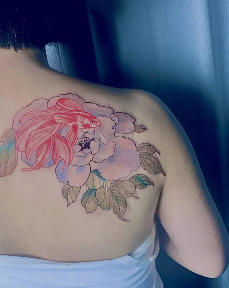 金鱼与花纹身图片_肩部背部水彩水墨纹身图案