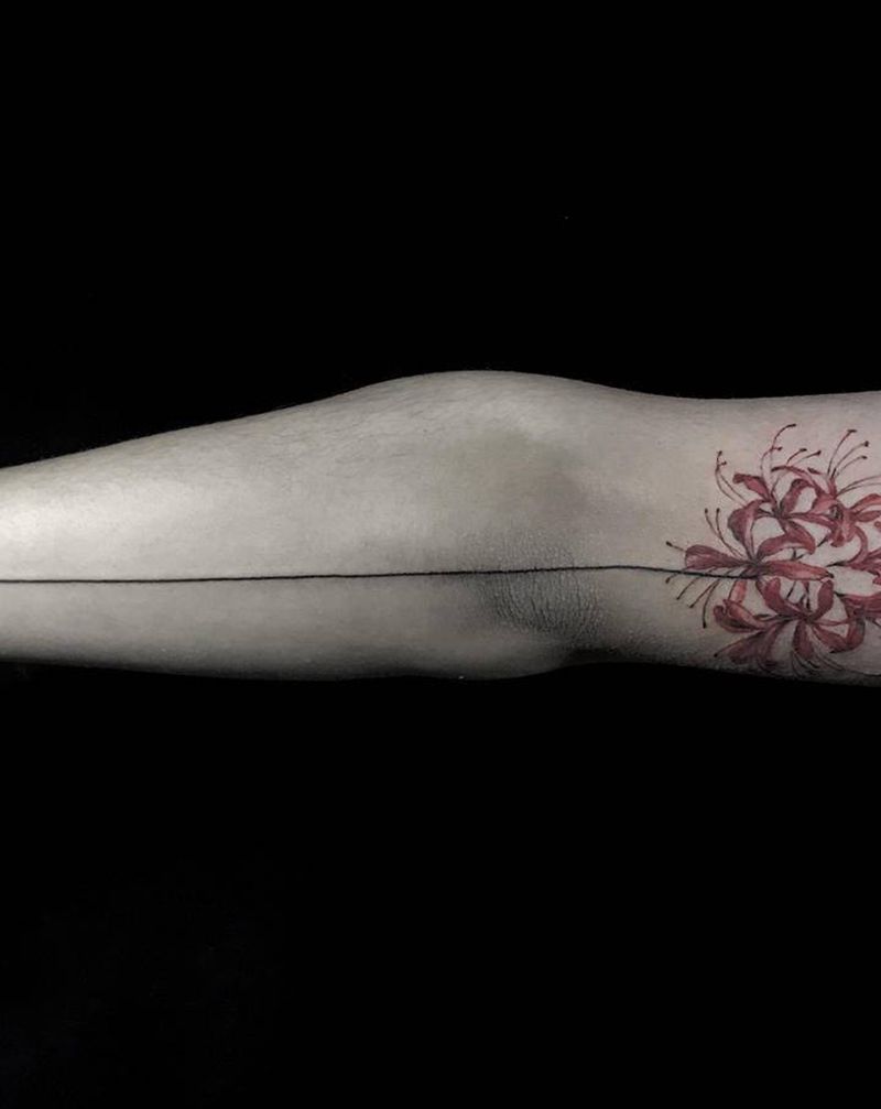 彼岸花纹身图片_手臂手部水彩彼岸花直线死亡直线纹身图案