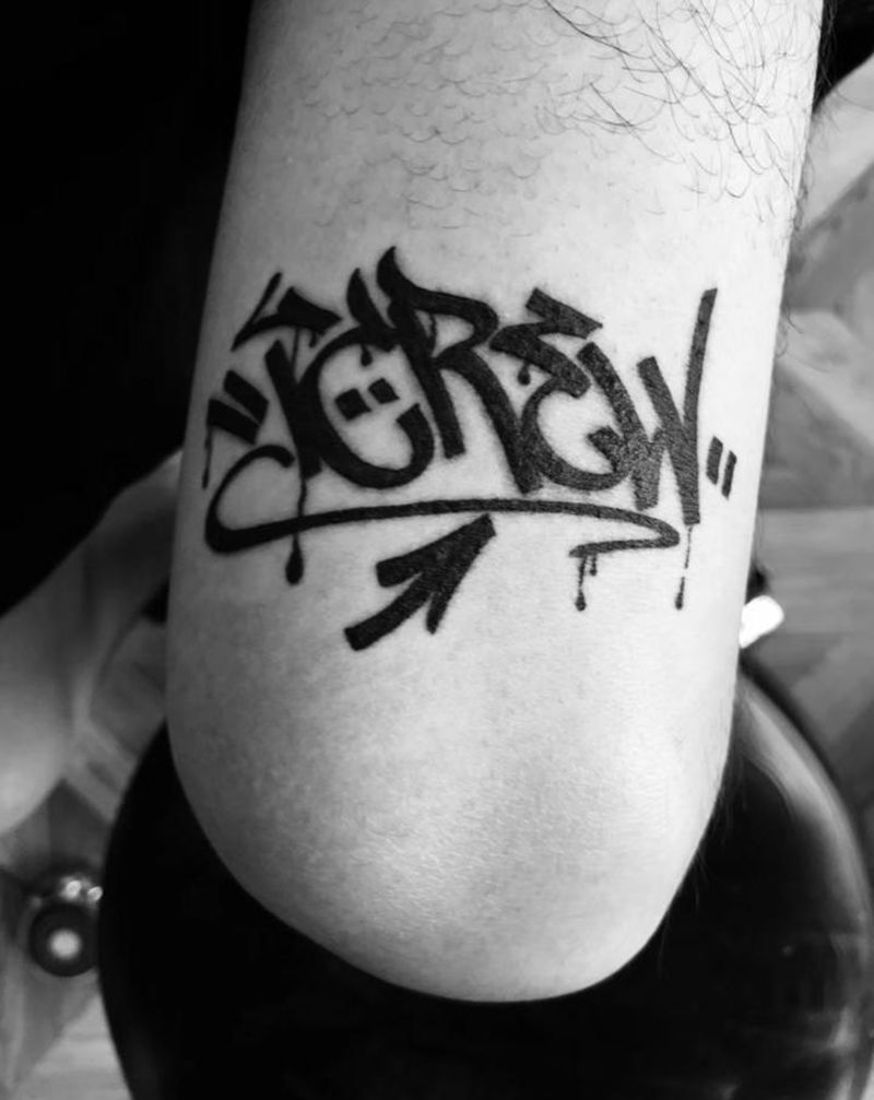 涂鸦字体纹身图片_腿部花体字纹身图案