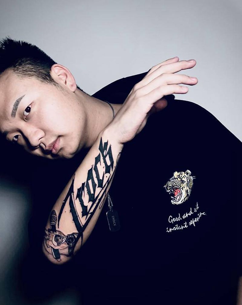 花体字纹身图片_手部花体字纹身图案