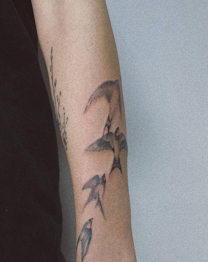 燕子纹身图片_手臂欧美写实纹身图案