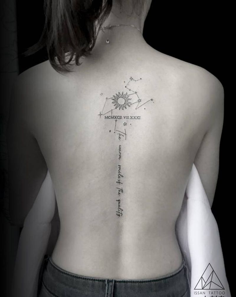 狮子座纹身图片_背部几何狮子座太阳英文纹身图案