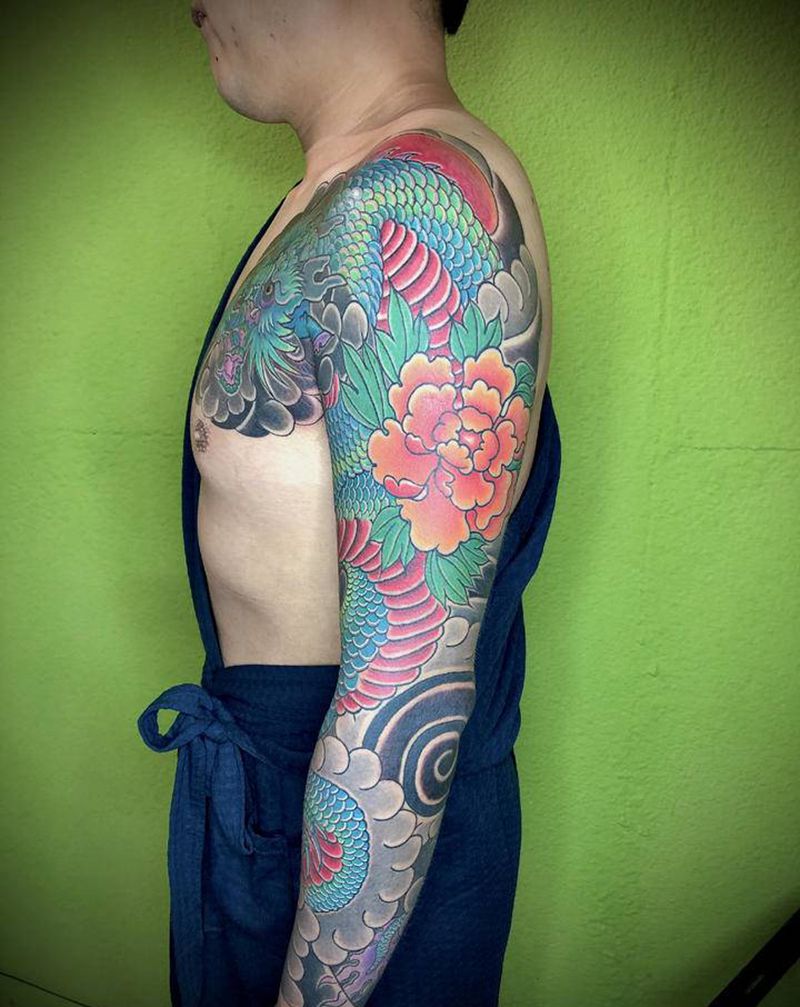 青龙牡丹纹身图片_手臂老传统花臂纹身图案