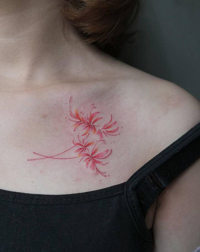 彩色彼岸花纹身图片_胸部水彩水墨纹身图案