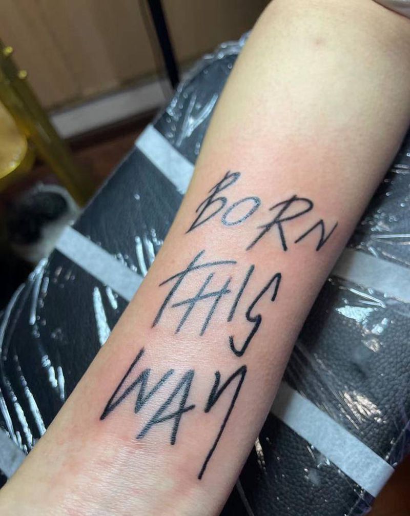 天生如此纹身图片_手部字体纹身图案