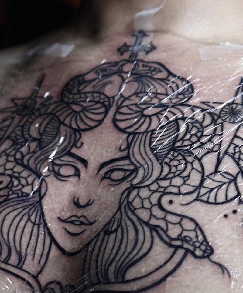 美杜莎花胸纹身图片_胸部新传统New School美杜莎纹身图案