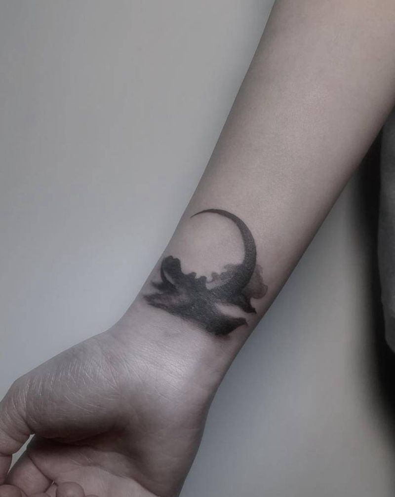 遮盖小字母纹身图片_手臂点刺纹身图案