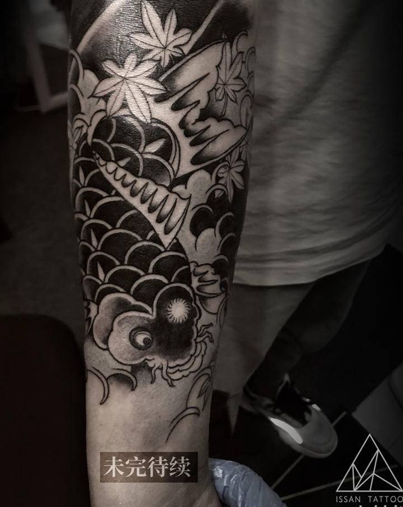 老传统鲤鱼纹身图片_手臂老传统鲤鱼鱼老传统纹身图案