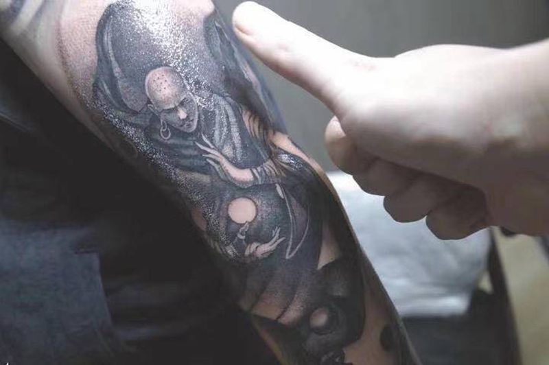 和尚纹身图片_手臂欧美写实老传统纹身图案