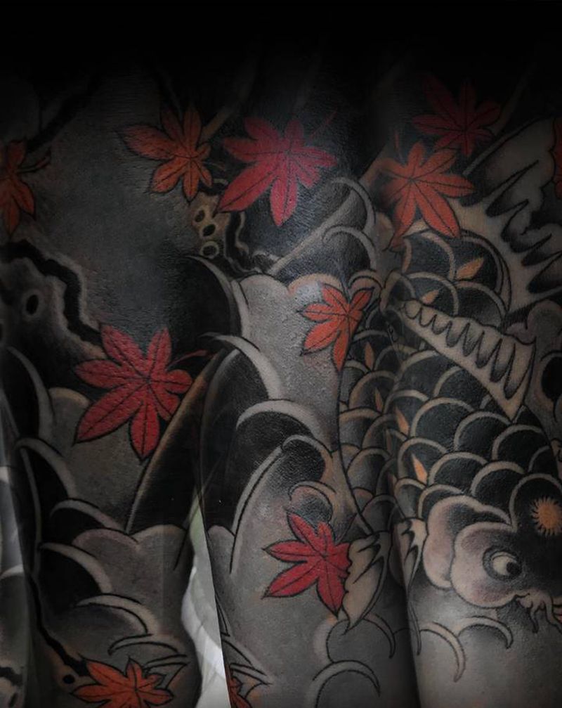 鲤鱼纹身图片_手部老传统鲤鱼海浪枫叶纹身图案