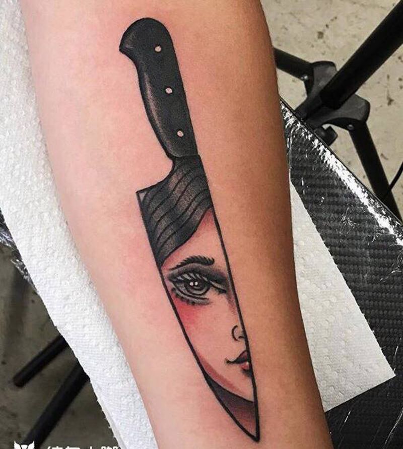 客人自己的脸纹身图片_手臂纹身图案