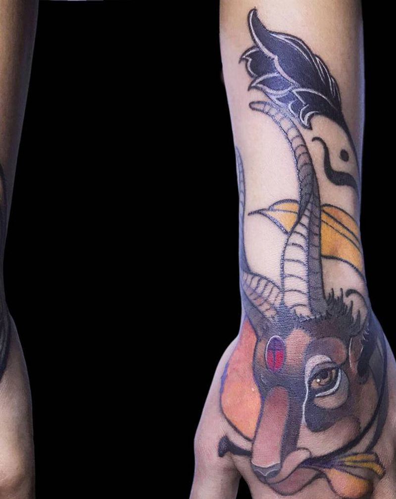 羚羊手背纹身图片_手部纹身图案