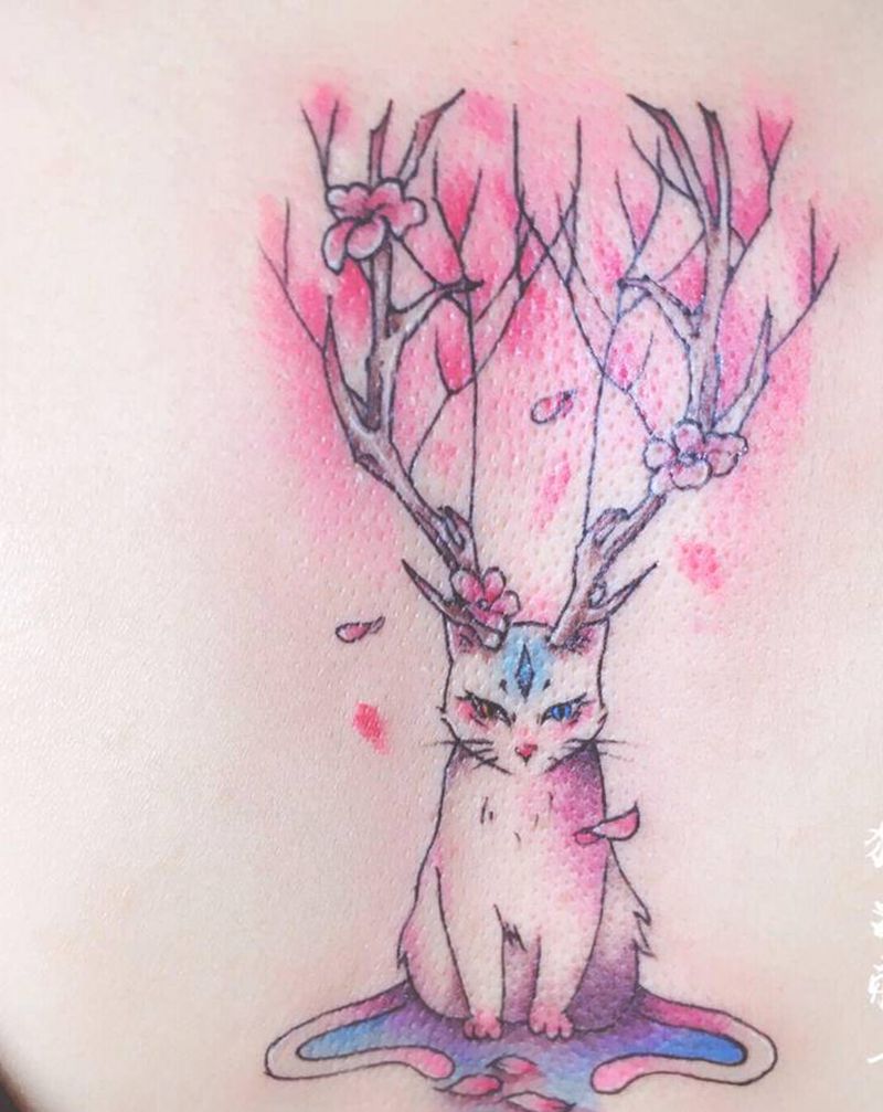 鹿角猫纹身图片_背部纹身图案