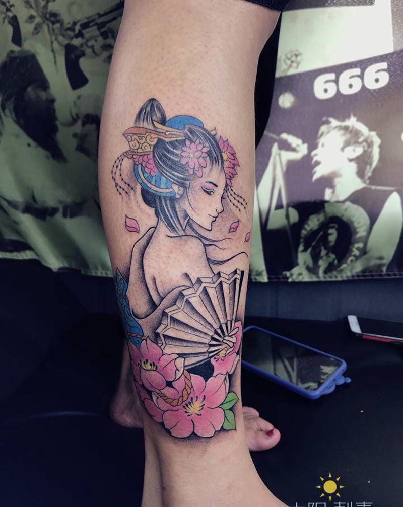 彩色小妞纹身图片_脚部纹身图案