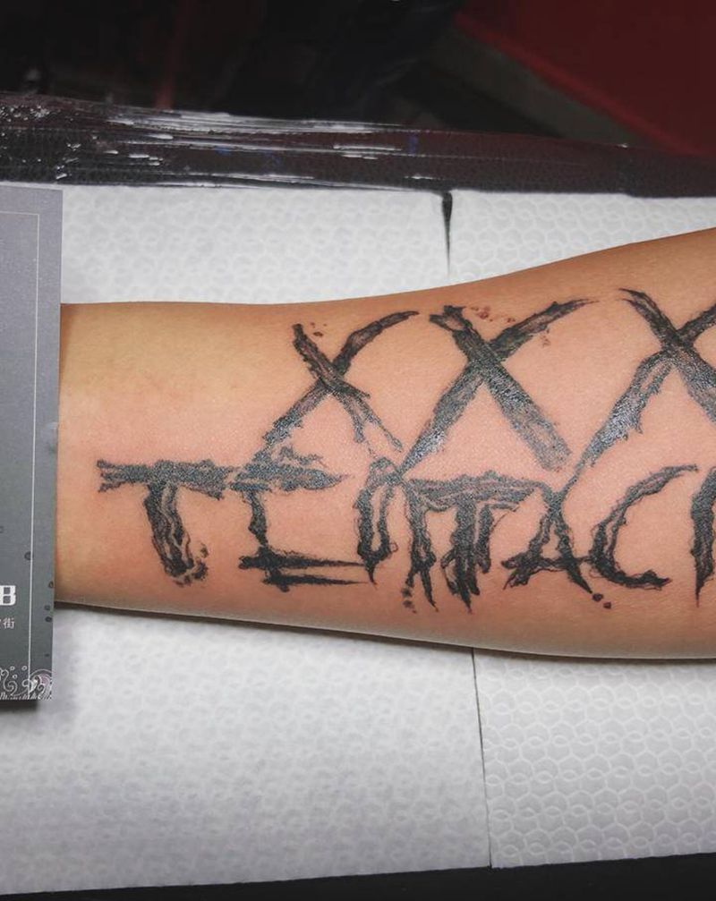 速写字母纹身图片_手部花体字纹身图案