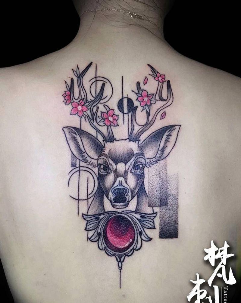 小鹿纹身图片_背部纹身图案