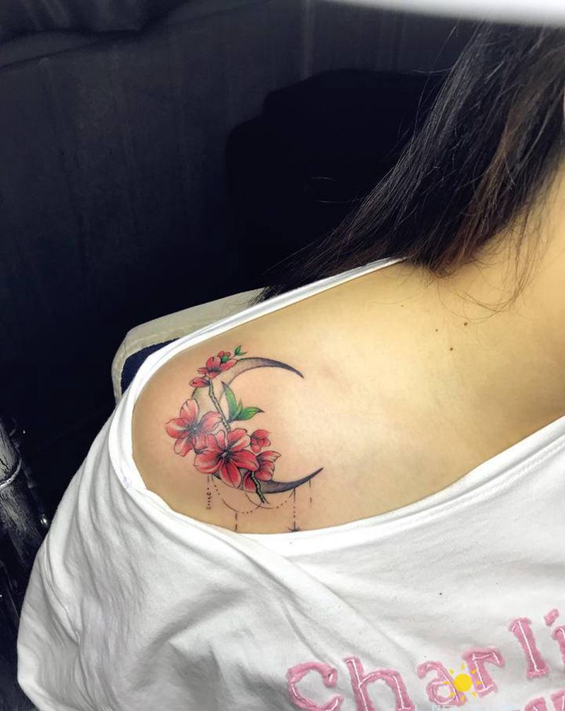 彩色肩花纹身图片_肩部纹身图案