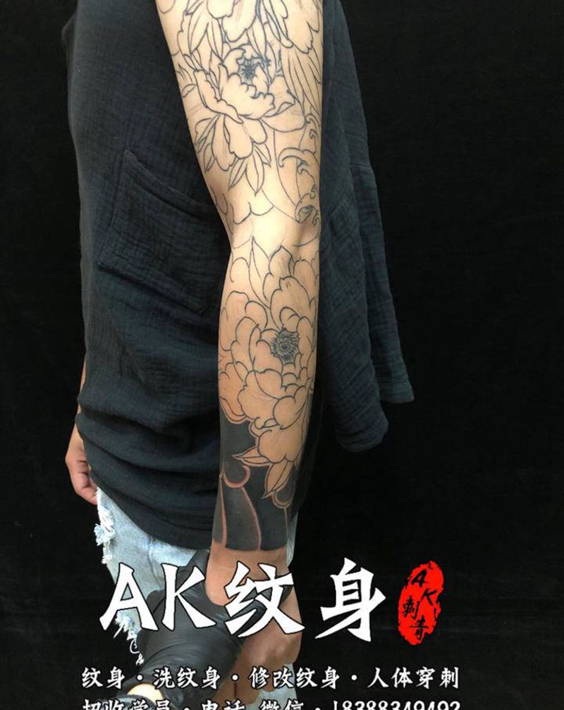 一个来自美发师的花臂纹身图片_手臂老传统纹身图案