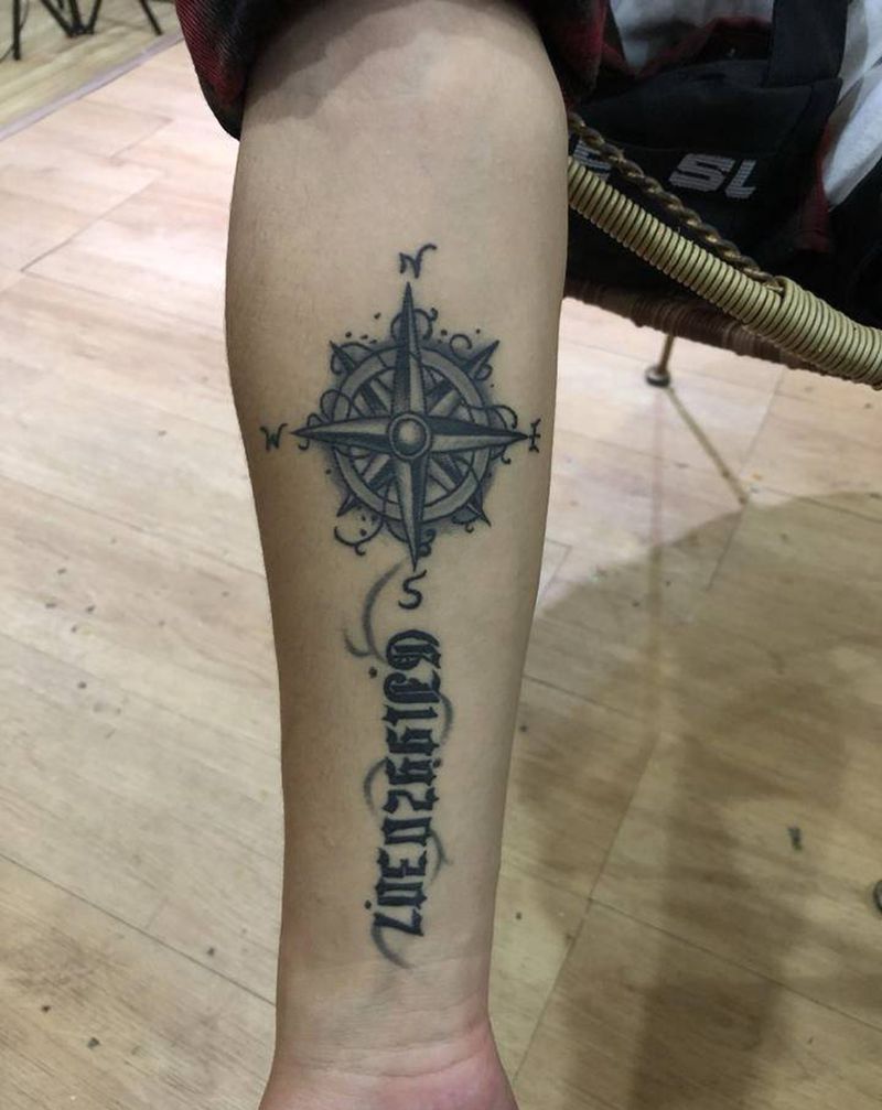 恢复后的指南针纹身图片_手臂新传统花体字纹身图案