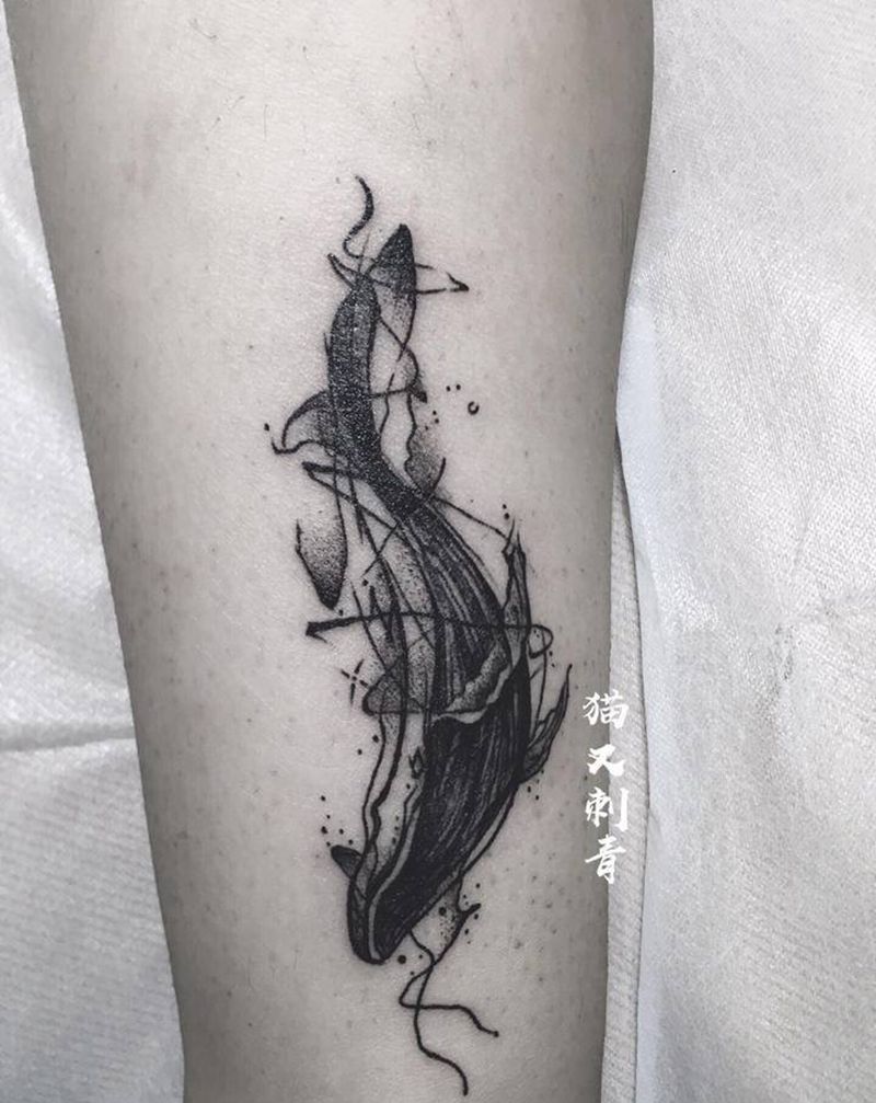 鲸纹身图片_腿部水墨纹身图案