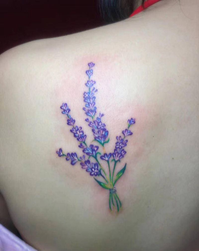 薰衣草纹身图片_背部水彩花纹身图案
