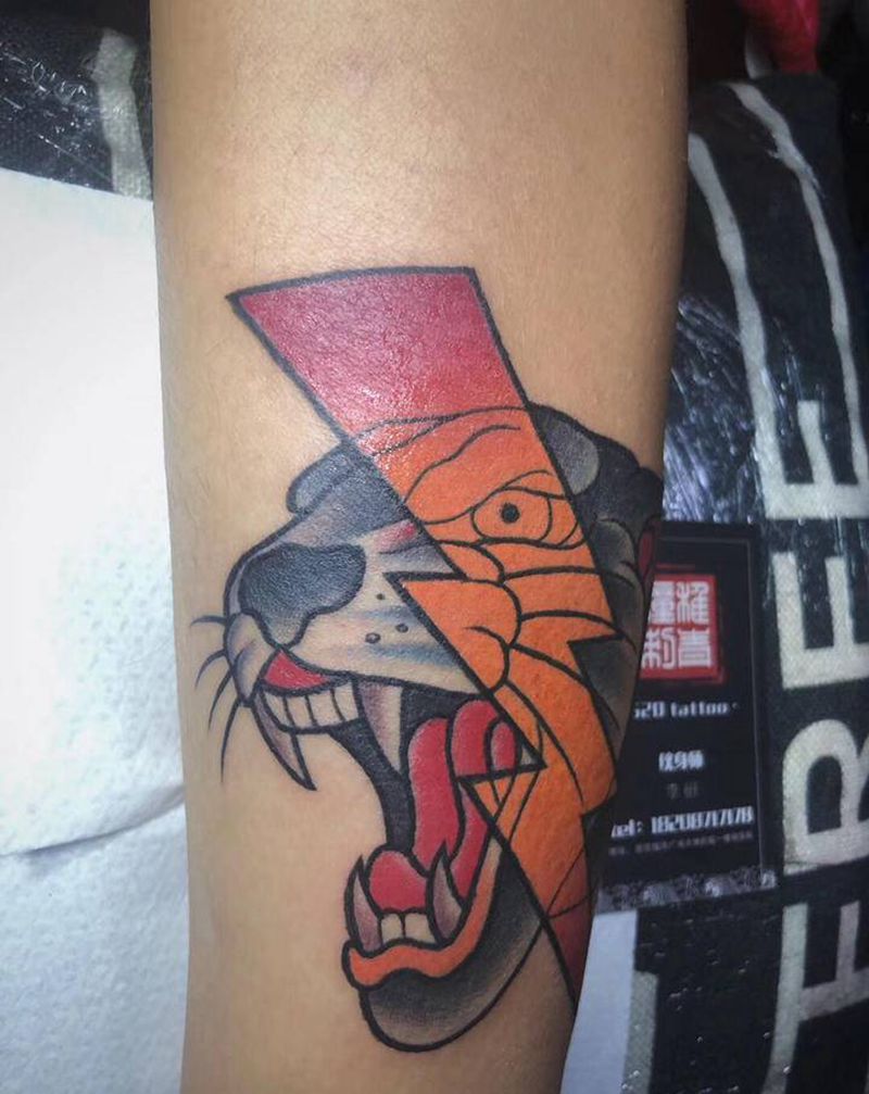 黑豹纹身图片_腿部Old School纹身图案