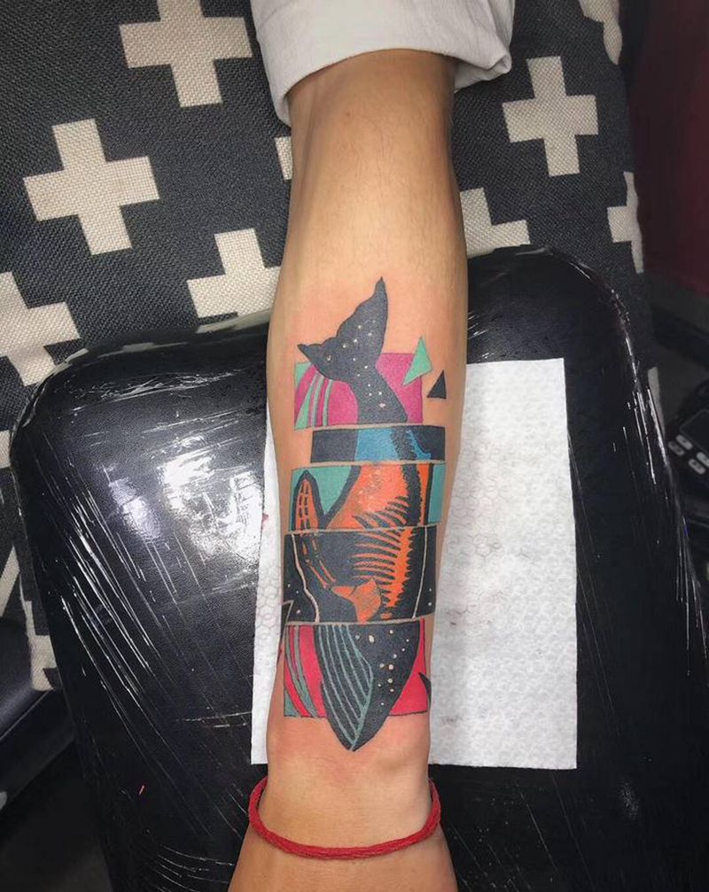几何鲸鱼纹身图片_手部几何遮盖鱼纹身图案