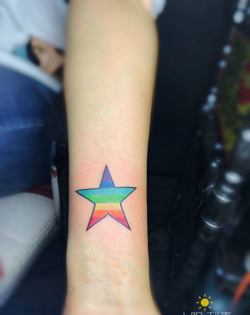 彩虹星纹身图片_手臂纹身图案
