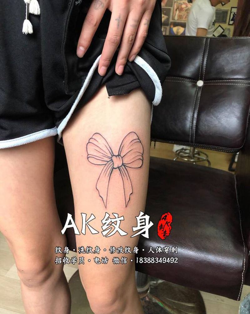 一只蝴蝶结纹身图片_腿部老传统新传统纹身图案