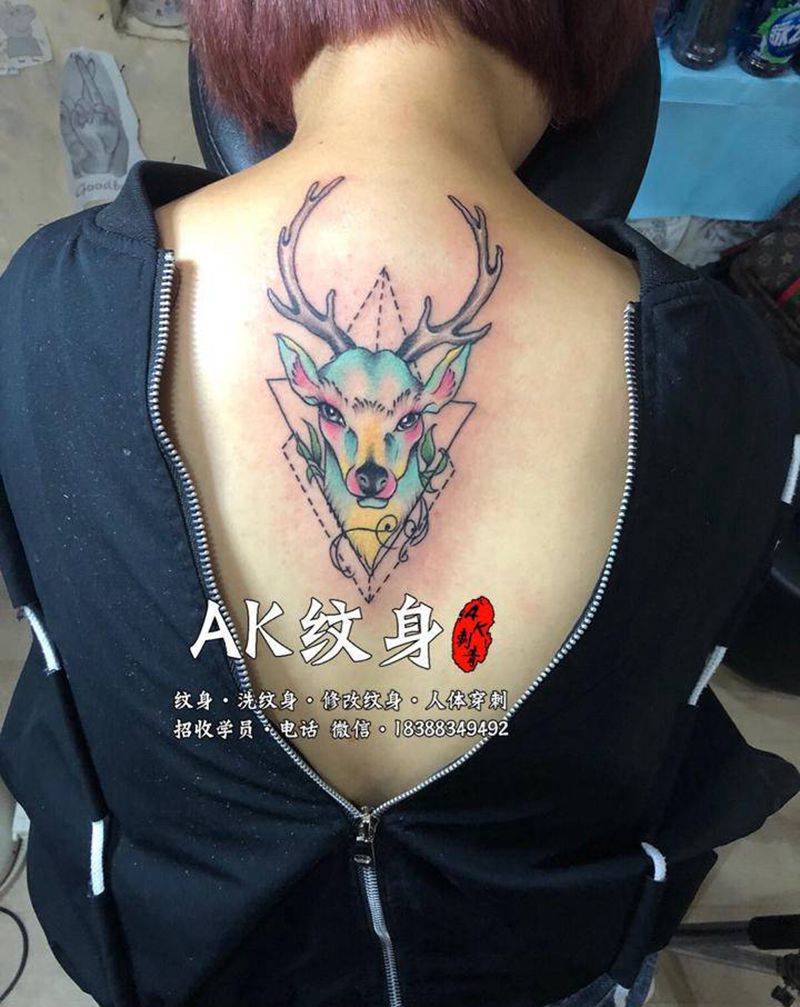 美女后背鹿头纹身图片_背部新传统老传统纹身图案