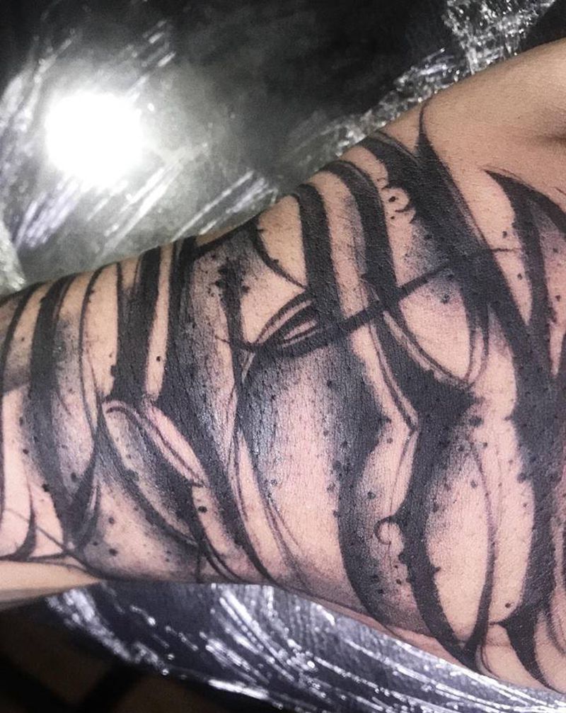 爆手背，待续未完纹身图片_手部纹身图案