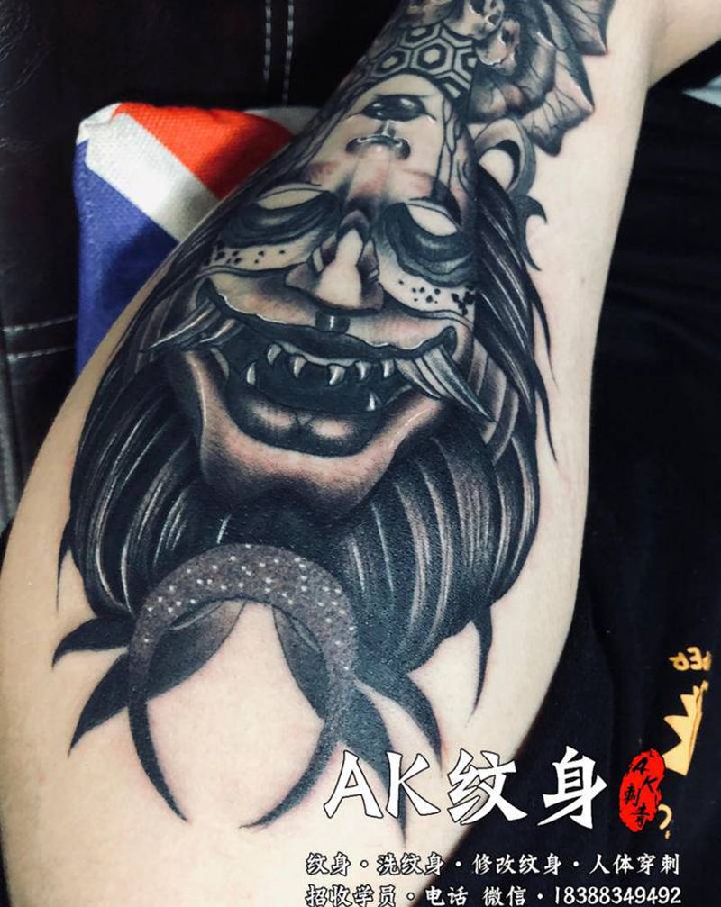 正义与善恶纹身图片_手臂新传统欧美写实纹身图案